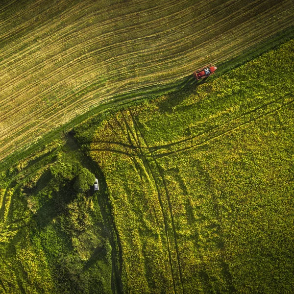 Сельскохозяйственная техника в поле. Трактор с распылителем. Вид с воздуха — стоковое фото