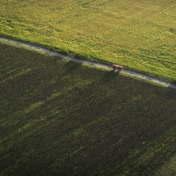 Maquinaria agrícola en el campo. Tractor con pulverizador. Vista aérea — Foto de Stock