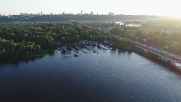 Stanice metra Můstek a na dálnici přes řeku s panoramatickým výhledem na pravém břehu řeky Dněpr, Kyjev, Ukrajina — Stock video