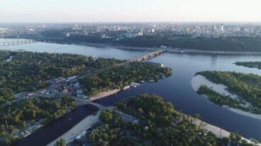 Yakındaki Metro Köprüsü, Kiev, Ukrayna Kiev şehrinin panoramik havadan görünümü