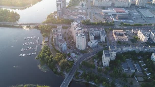 Vista aérea panorámica de la ciudad de Kiev cerca del puente Metro, Kiev, Ucrania — Vídeo de stock