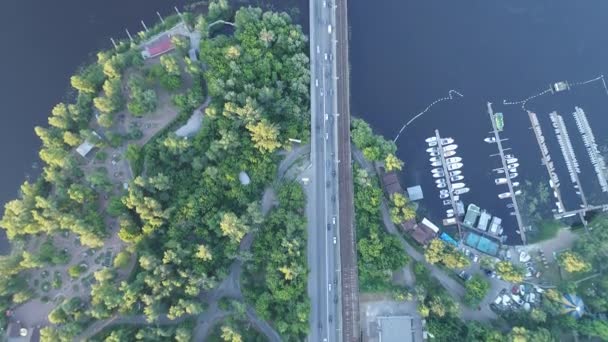 Vista aerea panoramica della città di Kiev vicino al ponte della metropolitana, Kiev, Ucraina — Video Stock