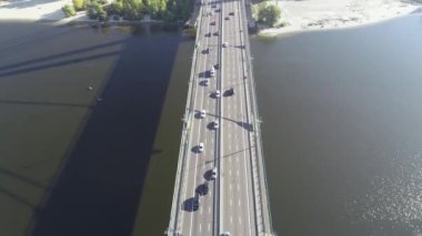 Kiev, Ukrayna Dinyeper Nehri geçip Mosksvskiy Köprüsü'nün havadan görünümü