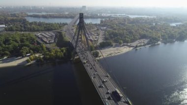 Kiev, Ukrayna Dinyeper Nehri geçip Mosksvskiy Köprüsü'nün havadan görünümü