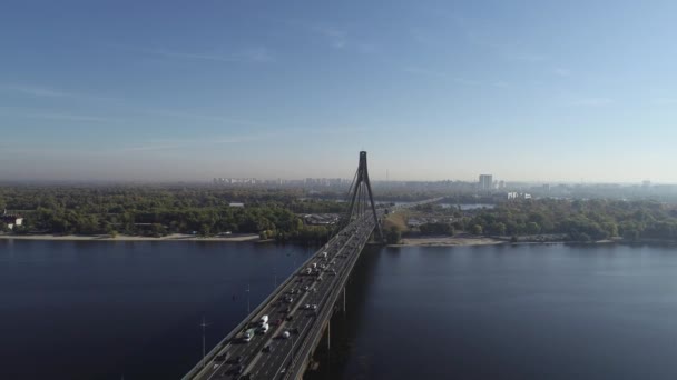 Vista aérea da Ponte Moskovsky através do rio Dnieper em Kiev, Ucrânia — Vídeo de Stock