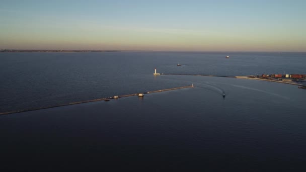 Vista aérea del puerto de Odessa, faro blanco, Odessa, Ucrania — Vídeo de stock