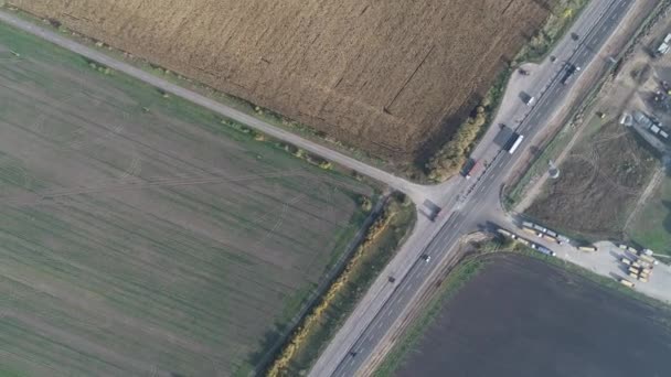 Letecký pohled na auto Road Kyjev-Oděssa s jedním opravenou proužku a druhou se starým pruhem s otvory a skvrnami. Nádherná krajina na podzim — Stock video