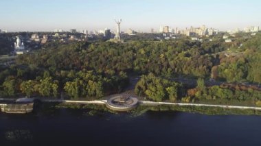 Kiev, Ukrayna kurucuları bir anıt ile anıtın Kiev ve Navodnytsky Park vatan annenin havadan görünümü