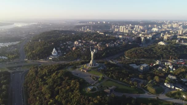 Kiev, ウクライナの祖国記念碑の航空写真 — ストック動画