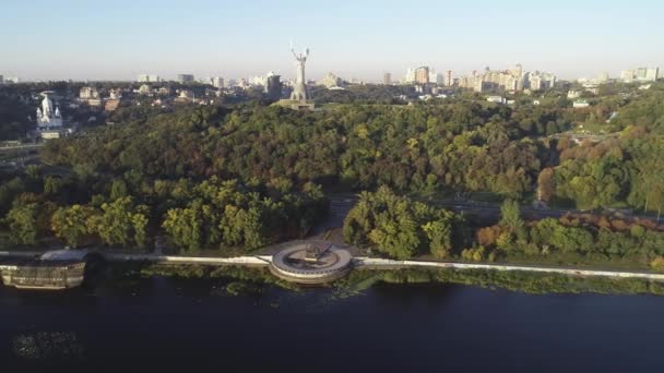 Εναέρια άποψη του μνημείου για την μητέρα πατρίδα στο Κίεβο και το πάρκο Navodnytsky με ένα μνημείο για τους ιδρυτές της Κίεβο, Ουκρανία — Αρχείο Βίντεο