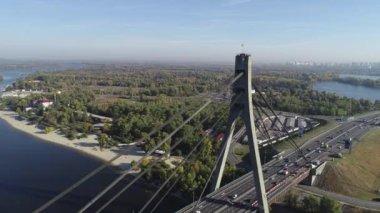 Kiev, Ukrayna Dinyeper Nehri geçip Mosksvskiy Köprüsü'nün havadan görünümü