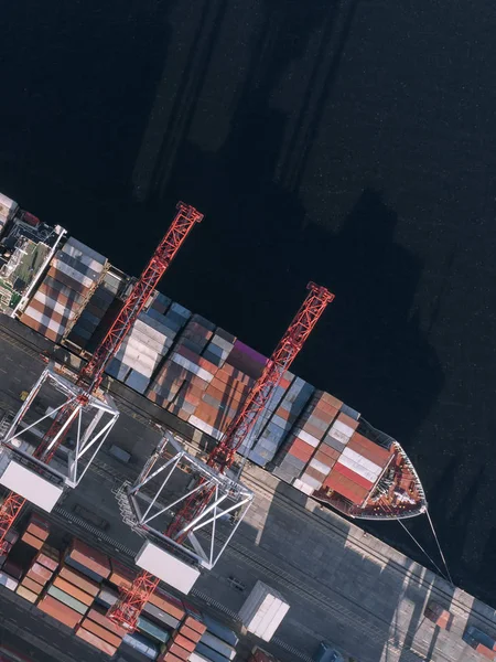 Buque de carga de contenedores en logística de negocios de exportación de importación, transporte de mercancías, vista aérea . — Foto de Stock