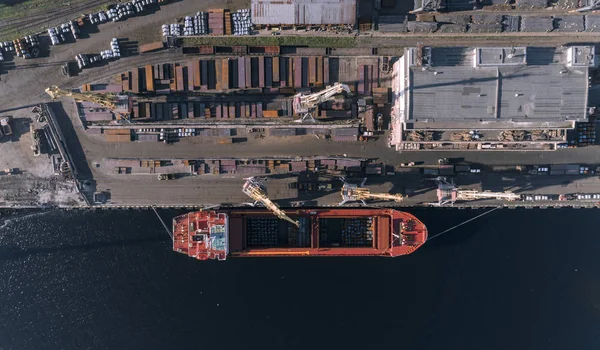 Navio de carga do recipiente na logística do negócio da exportação da importação, transporte do frete, vista aérea . — Fotografia de Stock
