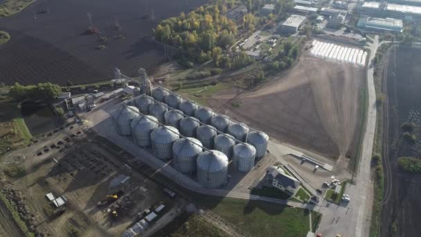 Silos de grãos de agricultura tanque de armazenamento. Voando perto de tanques de silos. Vista aérea — Vídeo de Stock