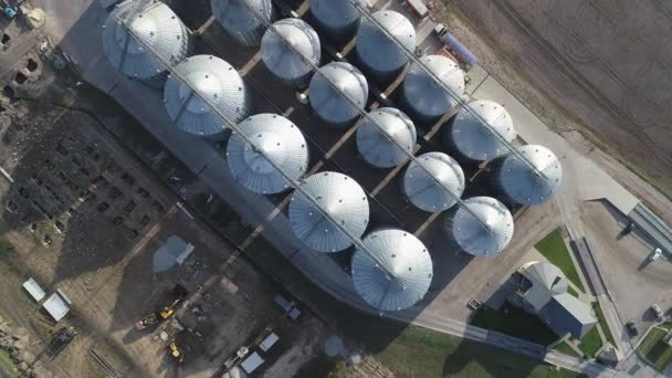 Réservoir de stockage de silos à grains agricoles. Voler près des réservoirs de silos. Vue aérienne, vue aérienne — Video