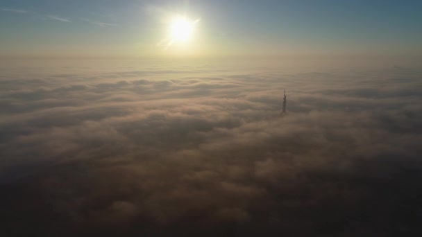 Vue Aérienne du Monument Patrie à l'aube dans le brouillard, Kiev, Ukraine, 4k — Video