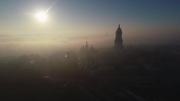 Mooie ochtend herfst beeldmateriaal van de stad in dichte mist bij zonsopgang, Kiev, Oekraïne — Stockvideo