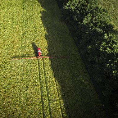 Tarım Makinaları alanında. Traktör bir püskürtücü ile. Havadan görünümü