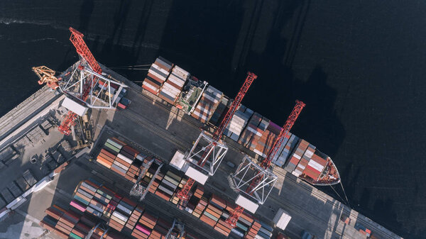 Контейнерные грузовые суда в сфере логистики импортного бизнеса, Грузовые перевозки, Вид с воздуха
.