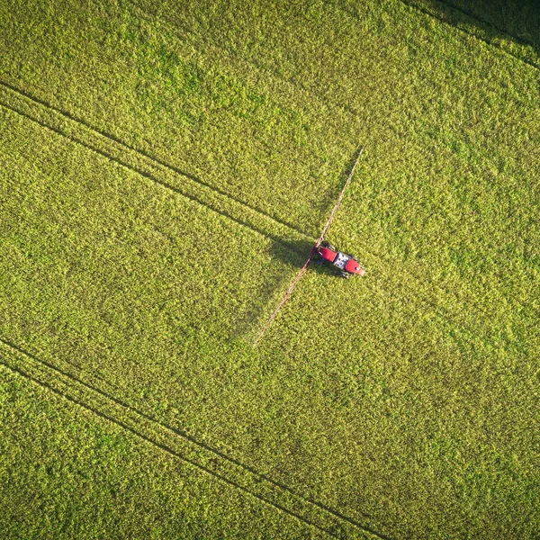 Máquinas agrícolas no campo. Trator com pulverizador. Vista aérea — Fotografia de Stock