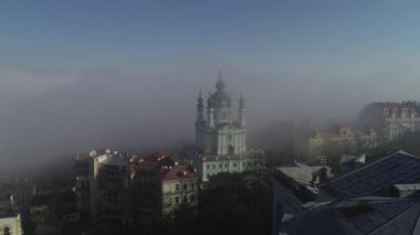 St Andrew Kilisesi havadan görünümü sabahın erken saatlerinde sis, Kiev, Ukrayna