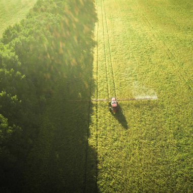Tarım Makinaları alanında. Traktör bir püskürtücü ile. Havadan görünümü