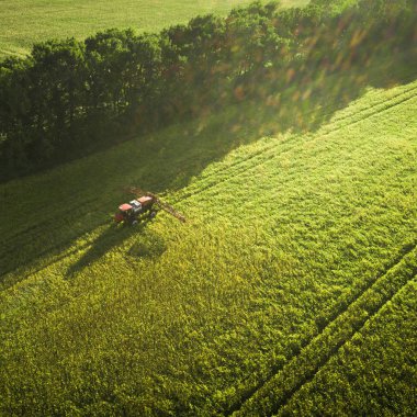 Tarım Makinaları alanında. Traktör bir püskürtücü ile. Havadan görünümü