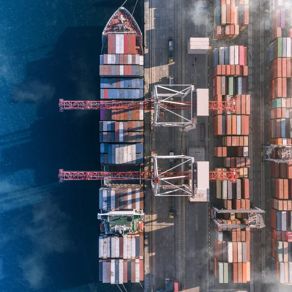 Konténer teherhajó import export üzlet logisztikai, teherfuvarozás, légifelvételek. — Stock Fotó