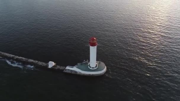 Luftaufnahme des Hafens von Odessa, weißer Leuchtturm, Odessa, Ukraine — Stockvideo