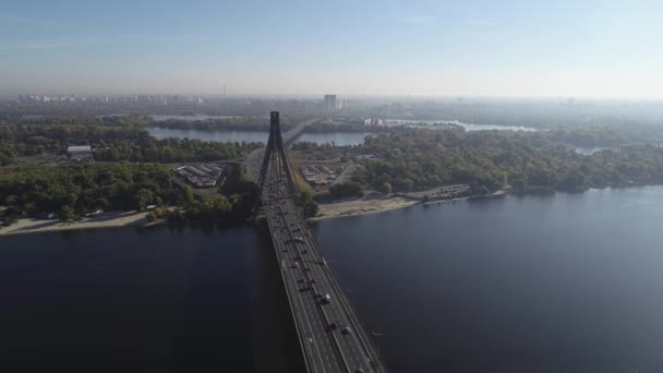 Vista aérea del puente Moskovsky a través del río Dniéper en Kiev, Ucrania — Vídeo de stock
