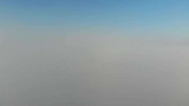 Летит на беспилотнике над облаками. Вид с воздуха, 4k видео — стоковое видео
