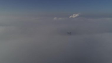 Kiev Mosksvskiy Köprüsü'nün hava görünümünde yoğun sis, 4k video. Moskova Köprüsü