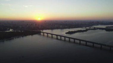 Şafakta, Kiev, Ukrayna sabah erkenden Patona Köprüsü'nün havadan görünümü