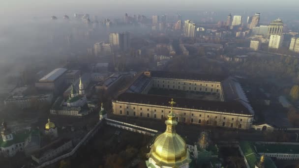 아름 다운 아침 짙은 안개, 일출, 키예프, 우크라이나에 있는 도시의을 재고 장면 — 비디오