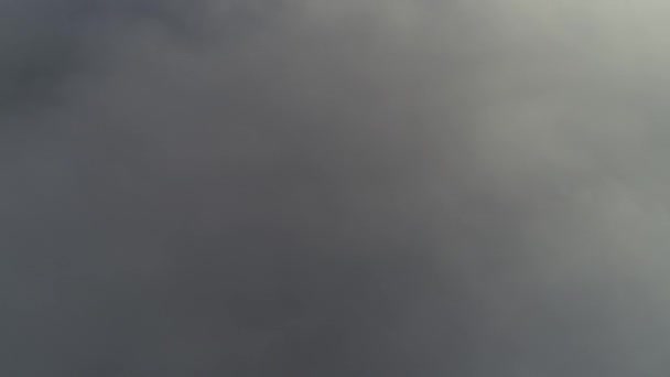 Volando en un avión no tripulado sobre las nubes. Vista aérea, vídeo 4k — Vídeo de stock