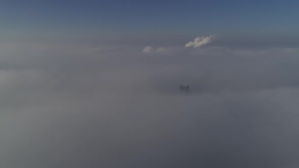 在浓雾中的基辅莫斯科夫斯基大桥鸟图, 4k 视频。莫斯科桥 — 图库视频影像