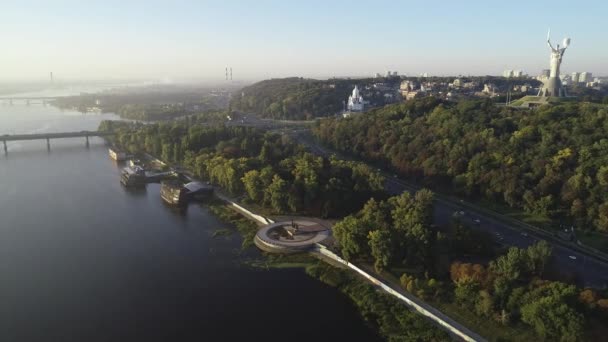 Vista aérea del monumento a la Madre Patria en Kiev y el Parque Navodnytsky con un monumento a los fundadores de Kiev, Ucrania — Vídeos de Stock