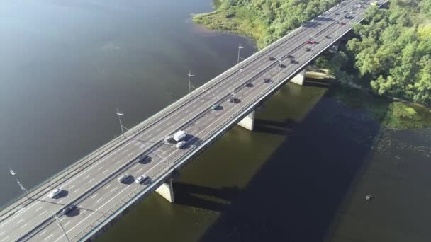 Αεροφωτογραφία του Moskovsky γέφυρα πέρα από τον ποταμό Δνείπερο, στο Κίεβο, Ουκρανία — Αρχείο Βίντεο