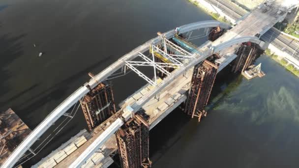 Kiev, Ukrayna Dinyeper Nehri geçip bitmemiş Podolsko-Voskresensky Köprüsü'nün havadan görünümü — Stok video