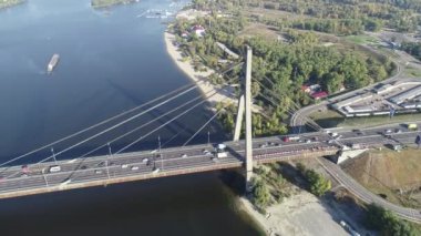 Kiev, Ukrayna Dinyeper Nehri geçip Mosksvskiy Köprüsü'nün havadan görünümü