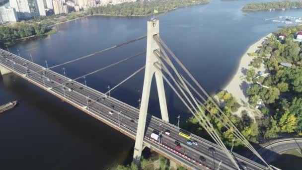 モスコフ スキー ウクライナ、キエフのドニエプル川を渡って橋の空撮 — ストック動画
