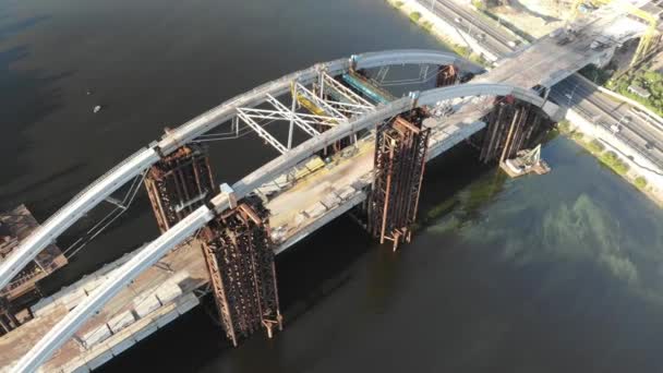 Vue aérienne du pont inachevé Podolsko-Voskresensky traversant le fleuve Dniepr à Kiev, en Ukraine — Video