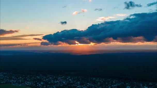 Vista aérea del campo con impresionante puesta de sol y nubes que fluyen rápidamente. Cronograma — Vídeos de Stock