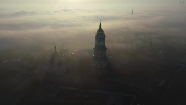 Hermosa mañana otoño material de archivo de la ciudad en la densa niebla al amanecer, Kiev, Ucrania — Vídeo de stock