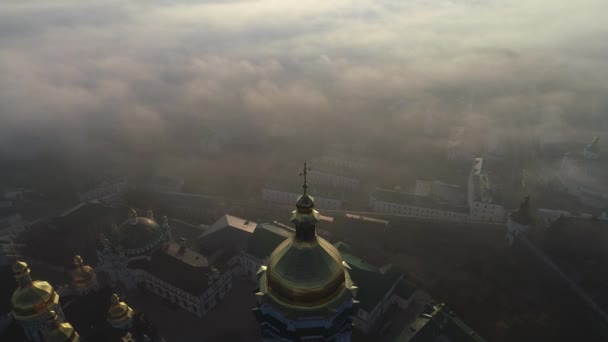 Schönen Morgen Herbst Stock Aufnahmen der Stadt in dichtem Nebel bei Sonnenaufgang, Kiew, Ukraine — Stockvideo