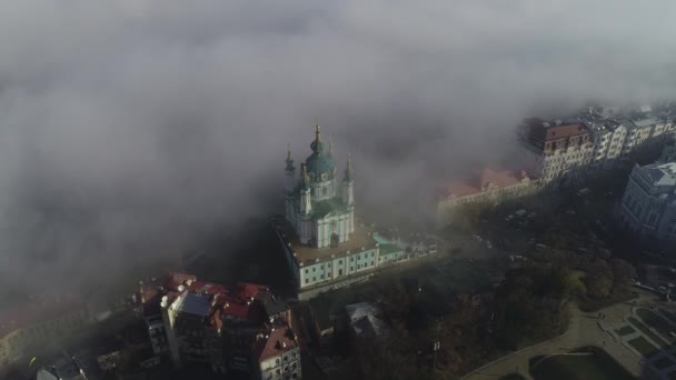 Flygfoto över St. Andrew Church tidigt på morgonen i dimman, Kiev, Ukraina — Stockvideo