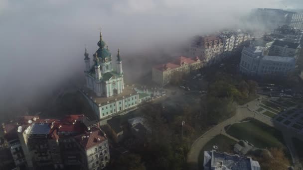 Veduta aerea della chiesa di Sant'Andrea la mattina presto nella nebbia, Kiev, Ucraina — Video Stock