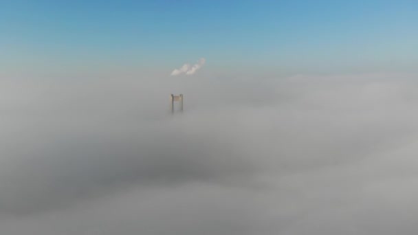 Luchtfoto van Moskovsky brug in Kiev in dichte mist, 4k video. Moskou-brug — Stockvideo