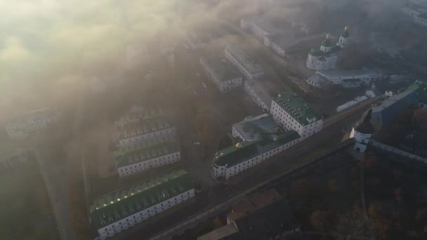 Hermosa mañana otoño material de archivo de la ciudad en la densa niebla al amanecer, Kiev, Ucrania — Vídeos de Stock