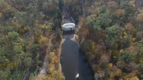 Vista aérea del Parque Nacional Dendrológico Sofiyivka en Uman, Ucrania. Imágenes de aviones no tripulados. 4K . — Vídeo de stock